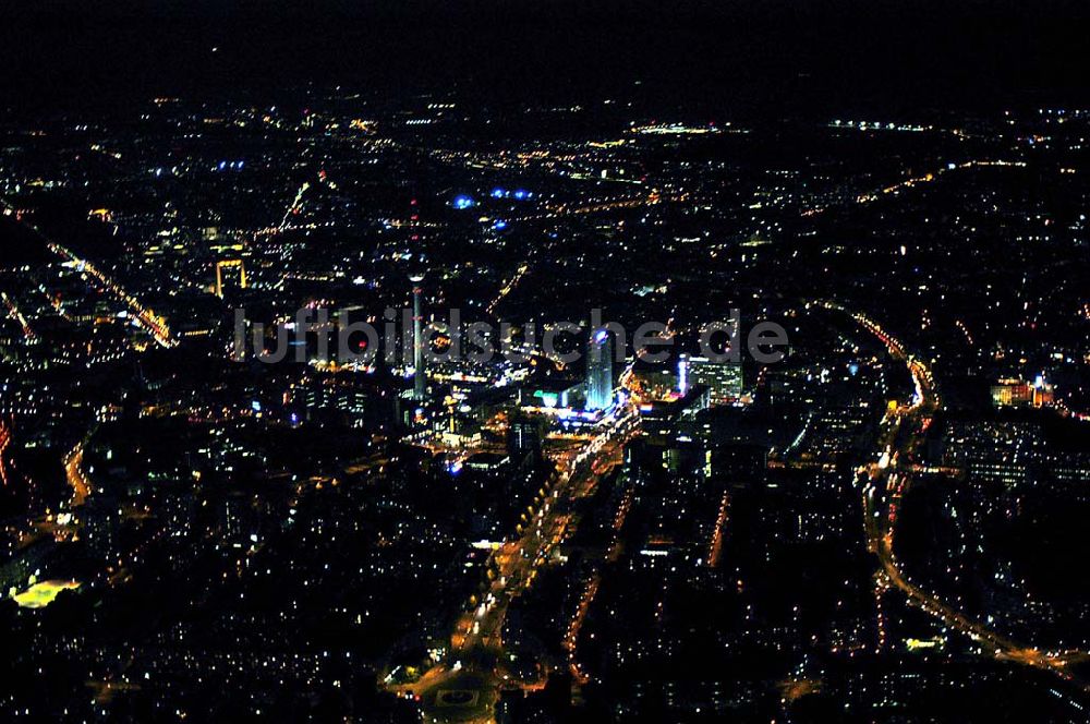 Berlin bei Nacht aus der Vogelperspektive: Blick auf das Stadtzentrum in Berlin-Mitte mit dem Berliner Fernsehturm und dem Alexanderplatz bei Nacht.