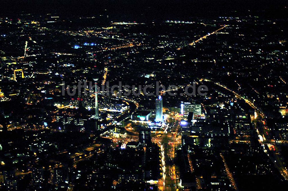 Nachtluftbild Berlin - Blick auf das Stadtzentrum in Berlin-Mitte mit dem Berliner Fernsehturm und dem Alexanderplatz bei Nacht.