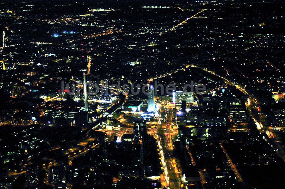 Nacht-Luftaufnahme Berlin - Blick auf das Stadtzentrum in Berlin-Mitte mit dem Berliner Fernsehturm und dem Alexanderplatz bei Nacht.