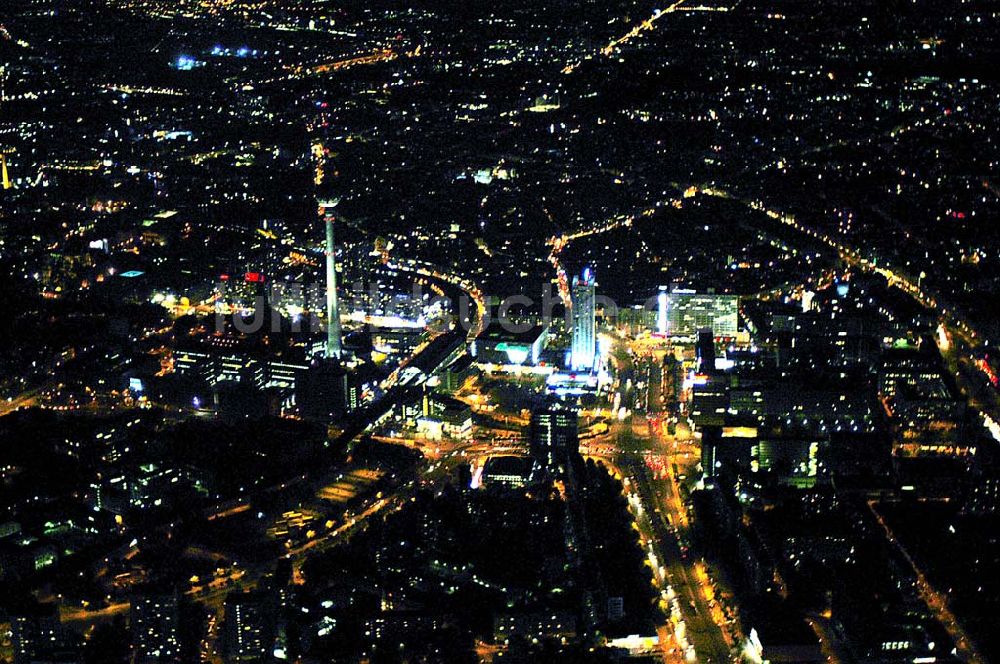 Berlin bei Nacht aus der Vogelperspektive: Blick auf das Stadtzentrum in Berlin-Mitte mit dem Berliner Fernsehturm und dem Alexanderplatz bei Nacht.