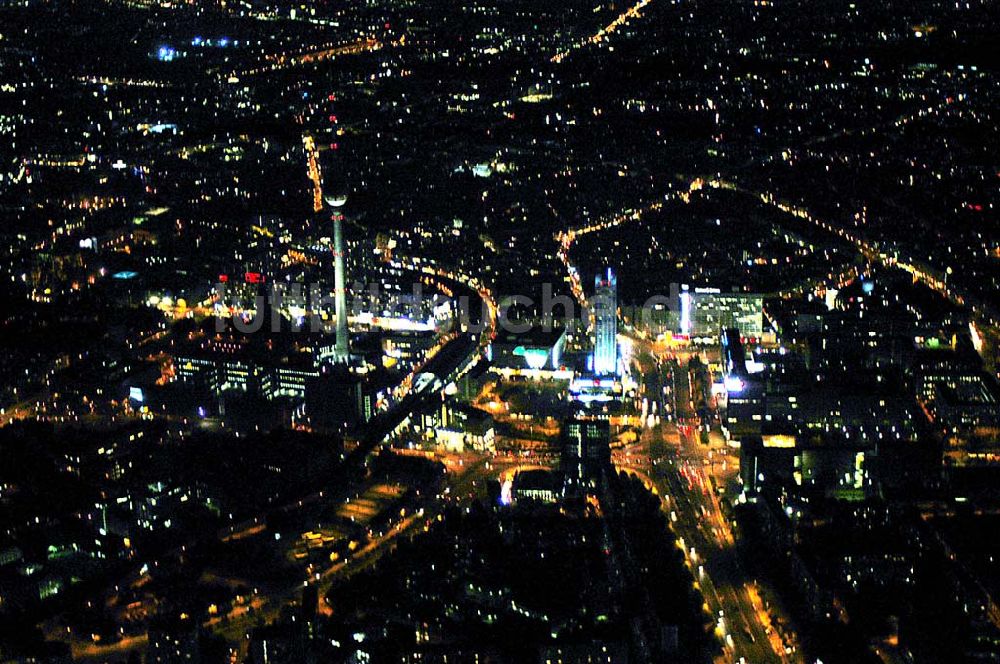 Nachtluftbild Berlin - Blick auf das Stadtzentrum in Berlin-Mitte mit dem Berliner Fernsehturm und dem Alexanderplatz bei Nacht.