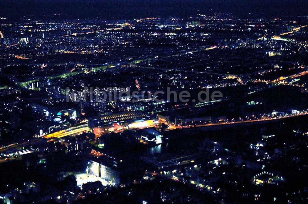 Berlin bei Nacht von oben - Blick au das Wohngebiet am Berliner Ostbahnhof in Berlin - Friedrichshain bei Nacht.