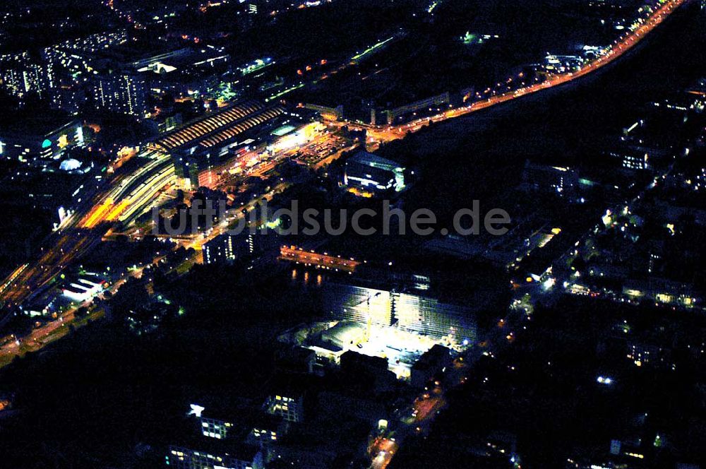 Berlin bei Nacht aus der Vogelperspektive: Blick au das Wohngebiet am Berliner Ostbahnhof in Berlin - Friedrichshain bei Nacht.