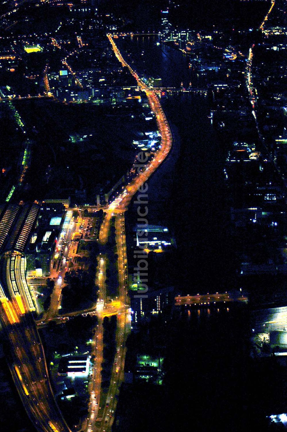 Nacht-Luftaufnahme Berlin - Blick au das Wohngebiet am Berliner Ostbahnhof in Berlin - Friedrichshain bei Nacht.