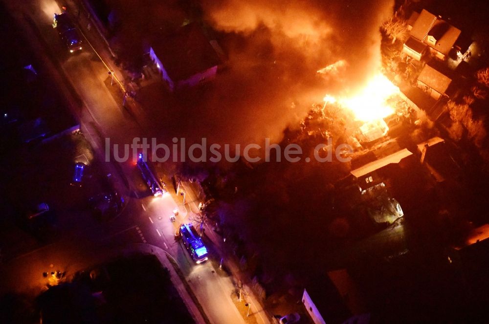 Stahnsdorf bei Nacht aus der Vogelperspektive: Nachtluftbild Brand eines Einfamilienhauses im Wohngebiet Sputendorfer Straße - Enzianweg in Stahnsdorf im Bundesland Brandenburg, Deutschland