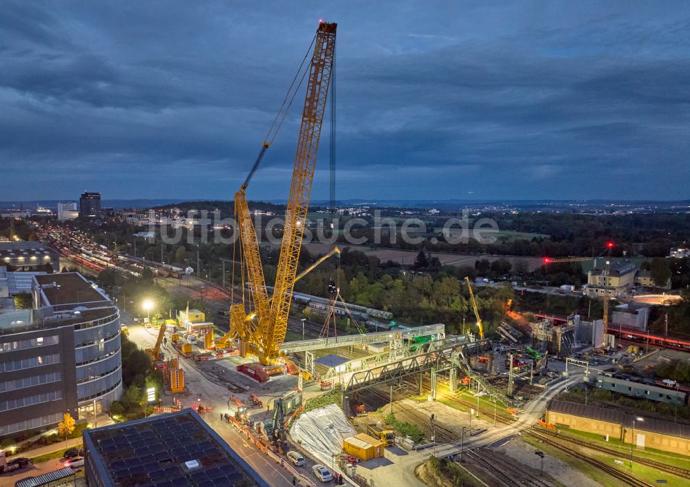 Kornwestheim bei Nacht von oben - Nachtluftbild Brücken- Demontage mit Schwerlastkran in Kornwestheim im Bundesland Baden-Württemberg, Deutschland