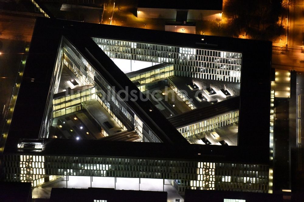 Unterföhring bei Nacht aus der Vogelperspektive: Nachtluftbild Büro- und Geschäftshaus der Allianz Deutschland AG an der Dieselstraße in München Unterföhring im Bundesland Bayern