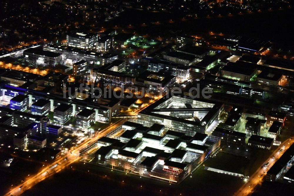 Unterföhring bei Nacht von oben - Nachtluftbild Büro- und Geschäftshaus- Ensemble der Allianz Deutschland AG an der Dieselstraße in München Unterföhring im Bundesland Bayern