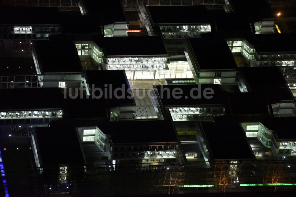 Nachtluftbild Unterföhring - Nachtluftbild Büro- und Geschäftshaus- Ensemble der Allianz Deutschland AG an der Dieselstraße in München Unterföhring im Bundesland Bayern