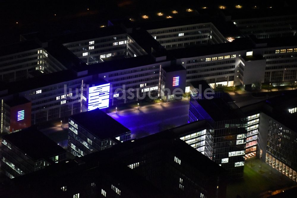 Unterföhring bei Nacht aus der Vogelperspektive: Nachtluftbild Büro- und Geschäftshaus- Ensemble der Allianz Deutschland AG an der Dieselstraße in München Unterföhring im Bundesland Bayern