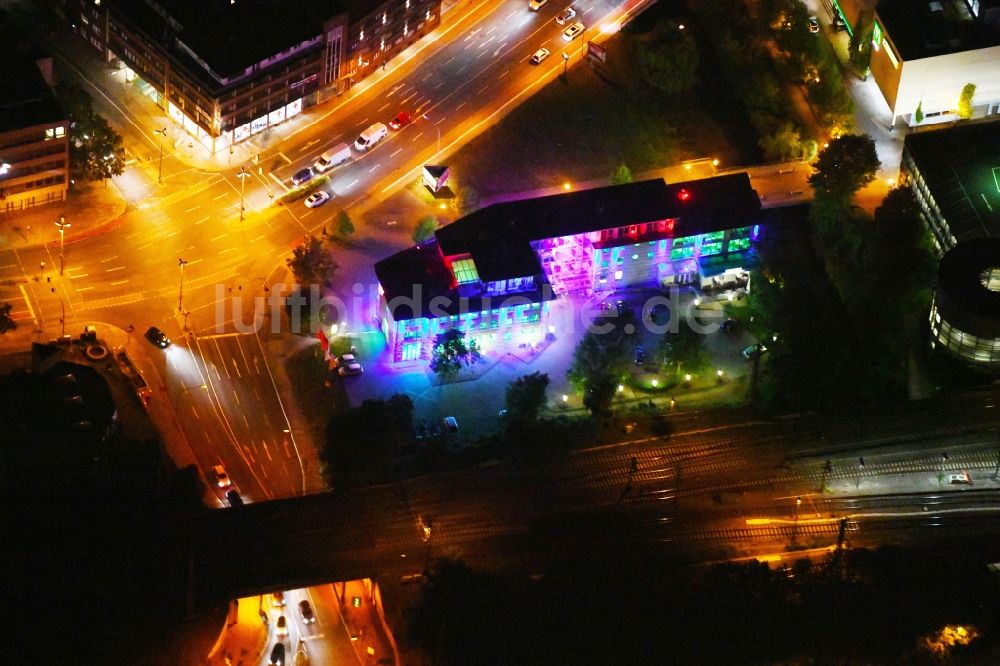 Osnabrück bei Nacht von oben - Nachtluftbild Büro- und Geschäftshaus- Ensemble entlang der Bruchstraße in Osnabrück im Bundesland Niedersachsen, Deutschland