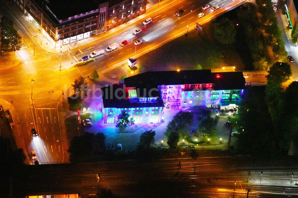 Osnabrück bei Nacht aus der Vogelperspektive: Nachtluftbild Büro- und Geschäftshaus- Ensemble entlang der Bruchstraße in Osnabrück im Bundesland Niedersachsen, Deutschland