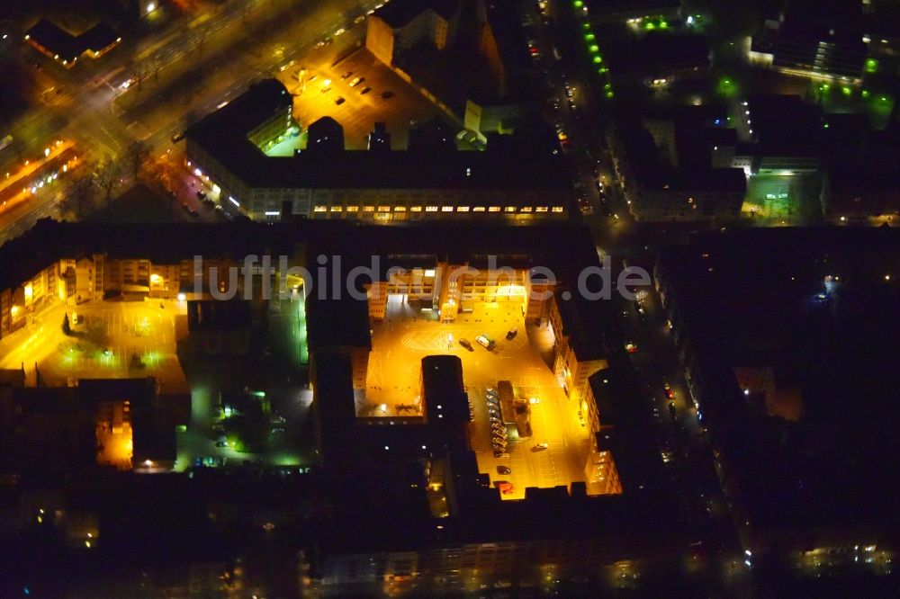 Nachtluftbild Berlin - Nachtluftbild Büro- und Geschäftshaus- Ensemble entlang der Seestraße im Ortsteil Moabit in Berlin, Deutschland