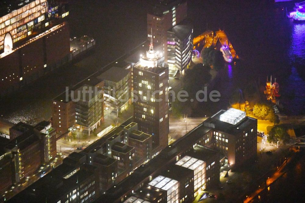 Nacht-Luftaufnahme Hamburg - Nachtluftbild Büro- und Geschäftshaus- Ensemble Hanseatic Trade Center Tower in Hamburg, Deutschland