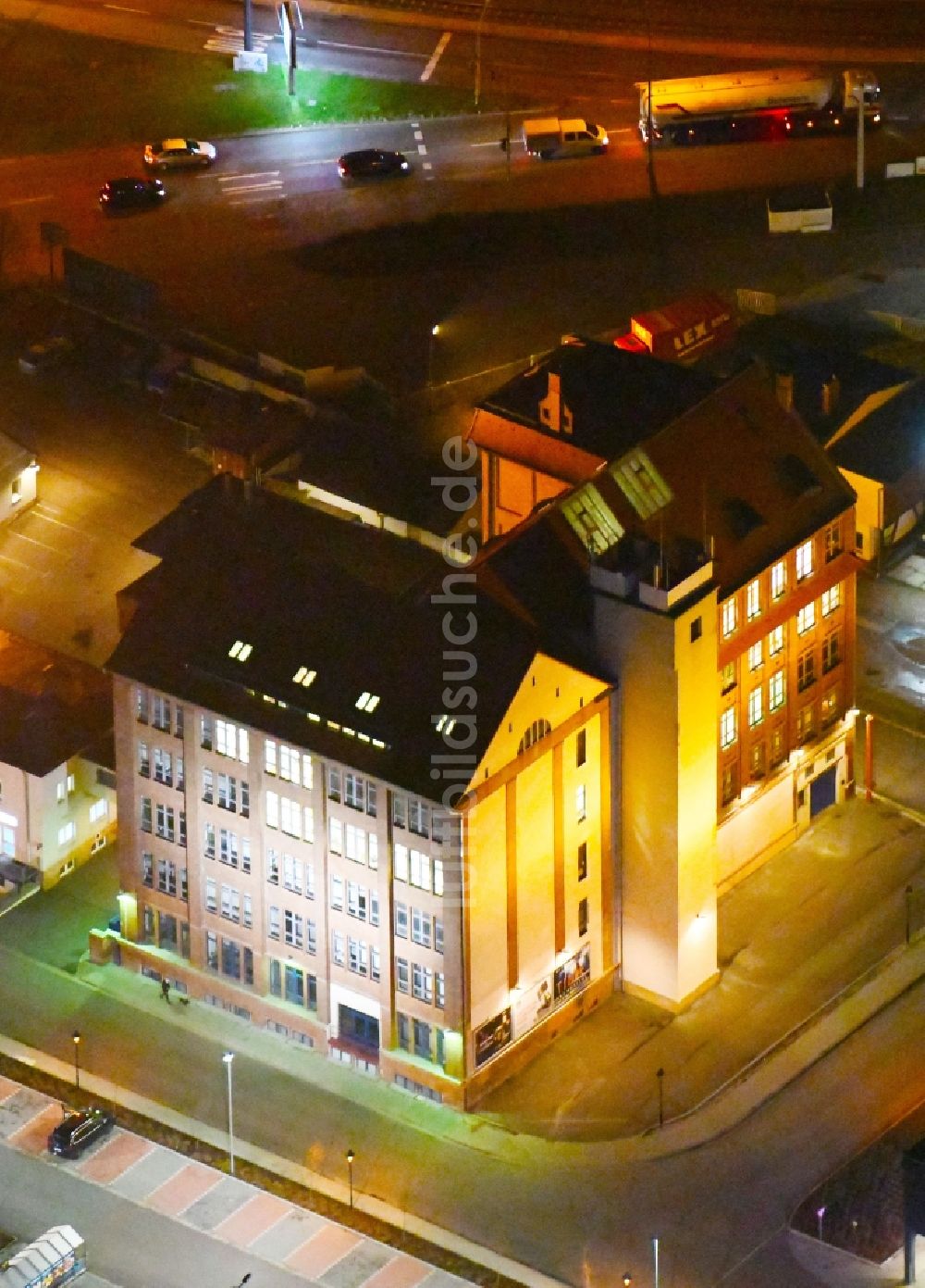 Halle (Saale) bei Nacht von oben - Nachtluftbild Büro- und Geschäftshaus- Ensemble Hermes Areal in Halle (Saale) im Bundesland Sachsen-Anhalt, Deutschland