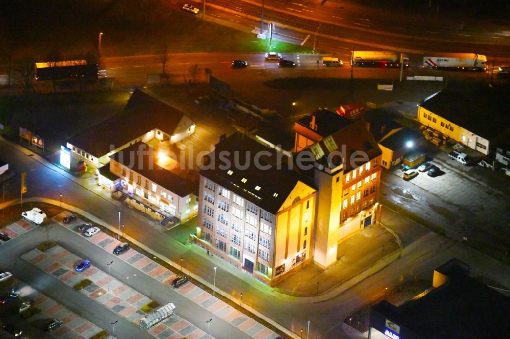 Halle (Saale) bei Nacht aus der Vogelperspektive: Nachtluftbild Büro- und Geschäftshaus- Ensemble Hermes Areal in Halle (Saale) im Bundesland Sachsen-Anhalt, Deutschland