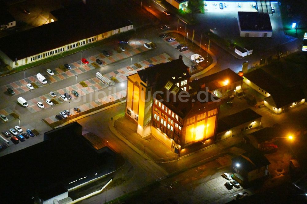 Halle (Saale) bei Nacht von oben - Nachtluftbild Büro- und Geschäftshaus- Ensemble Hermes Areal in Halle (Saale) im Bundesland Sachsen-Anhalt, Deutschland