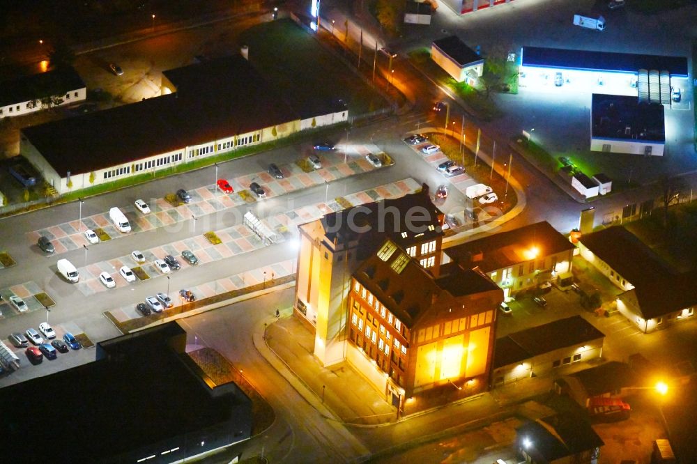 Halle (Saale) bei Nacht aus der Vogelperspektive: Nachtluftbild Büro- und Geschäftshaus- Ensemble Hermes Areal in Halle (Saale) im Bundesland Sachsen-Anhalt, Deutschland