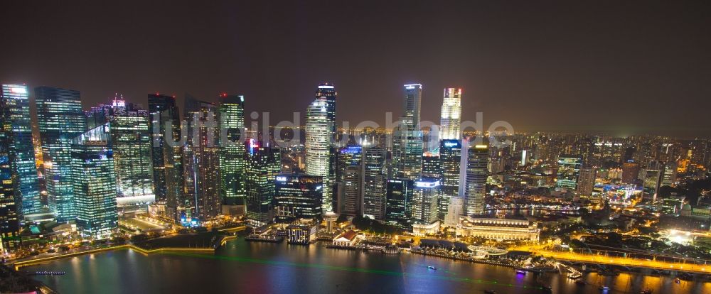 Nachtluftbild Singapore - Nachtluftbild Büro- und Geschäftshaus- Ensemble Marina Bay in Singapore in , Singapur