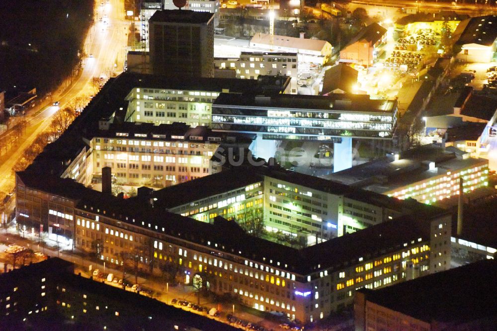 München bei Nacht aus der Vogelperspektive: Nachtluftbild Büro- und Geschäftshaus- Ensemble Media Works Munich in München im Bundesland Bayern