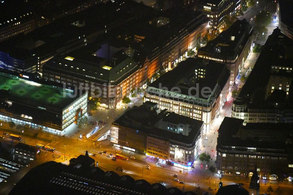 Hamburg bei Nacht aus der Vogelperspektive: Nachtluftbild Büro- und Geschäftshaus- Ensemble Steintorwall in Hamburg, Deutschland