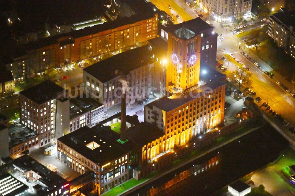 Nachtluftbild Berlin - Nachtluftbild Büro- und Geschäftshaus- Ensemble Ullsteinhaus an der Ullsteinstraße im Ortsteil Tempelhof in Berlin, Deutschland