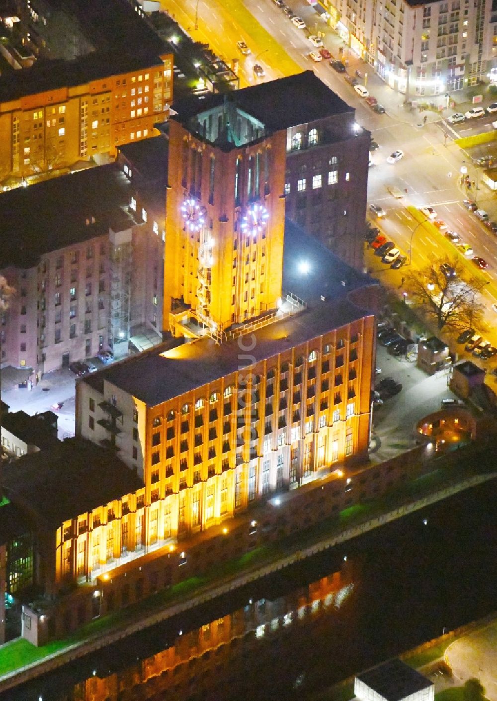 Berlin bei Nacht von oben - Nachtluftbild Büro- und Geschäftshaus- Ensemble Ullsteinhaus an der Ullsteinstraße im Ortsteil Tempelhof in Berlin, Deutschland