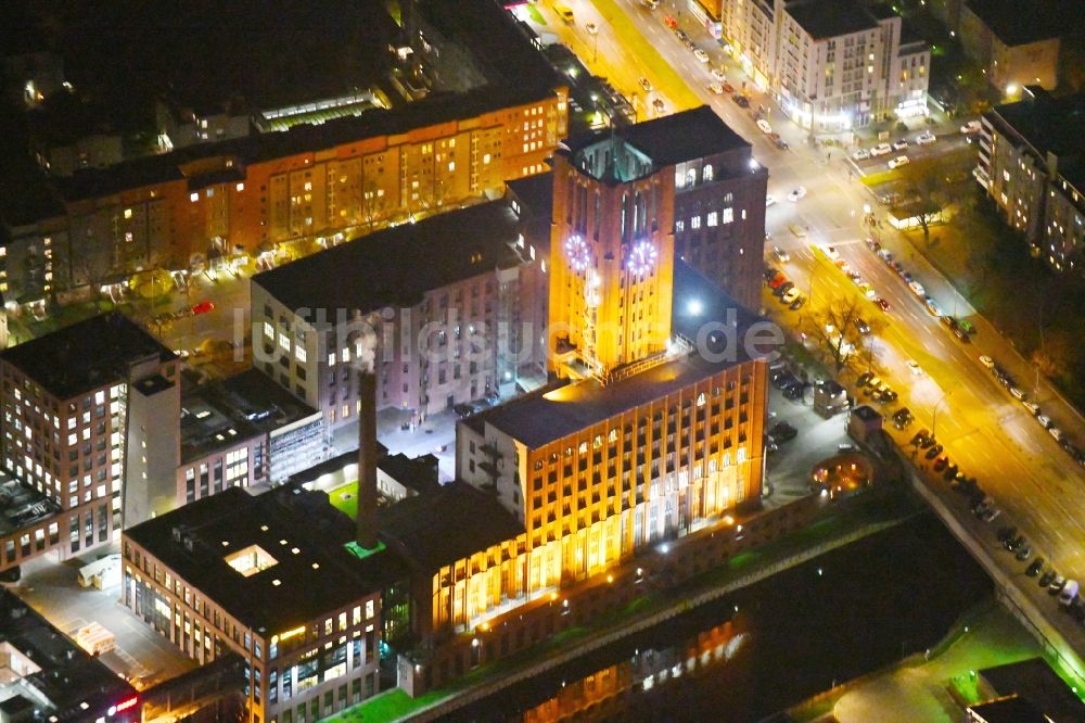 Berlin bei Nacht aus der Vogelperspektive: Nachtluftbild Büro- und Geschäftshaus- Ensemble Ullsteinhaus an der Ullsteinstraße im Ortsteil Tempelhof in Berlin, Deutschland