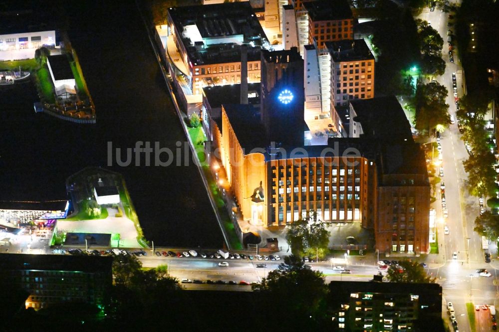 Berlin bei Nacht von oben - Nachtluftbild Büro- und Geschäftshaus- Ensemble Ullsteinhaus an der Ullsteinstraße im Ortsteil Tempelhof in Berlin, Deutschland