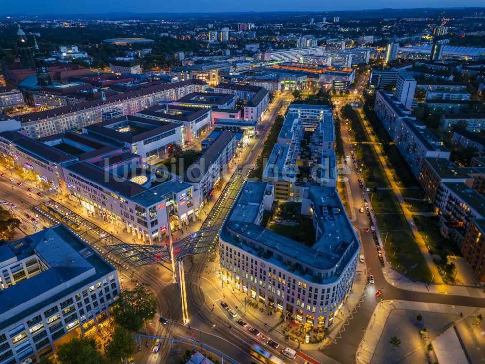 Nacht-Luftaufnahme Dresden - Nachtluftbild Büro- und Geschäftshaus Haus Postplatz in Dresden im Bundesland Sachsen, Deutschland