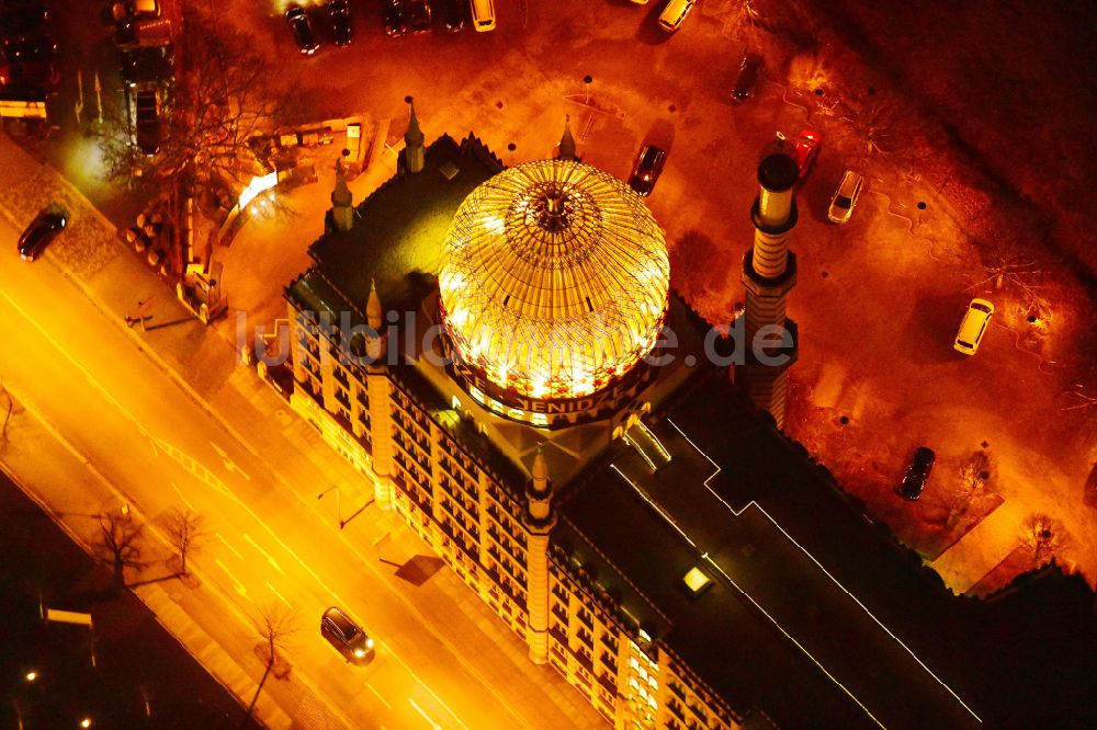 Dresden bei Nacht aus der Vogelperspektive: Nachtluftbild Büro- und Geschäftshaus Yenidze in Dresden im Bundesland Sachsen, Deutschland