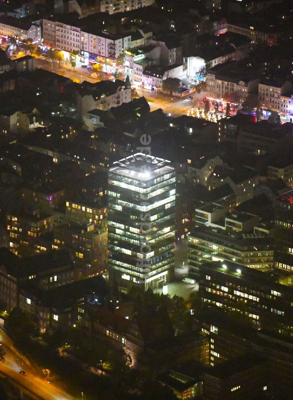 Nacht-Luftaufnahme Hamburg - Nachtluftbild Büro- und Unternehmensverwaltungs- Hochhaus- Gebäude ASTRATURM in Hamburg, Deutschland