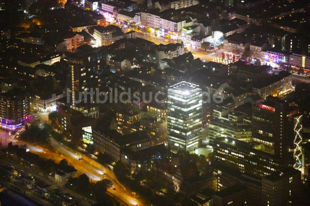 Hamburg bei Nacht von oben - Nachtluftbild Büro- und Unternehmensverwaltungs- Hochhaus- Gebäude ASTRATURM in Hamburg, Deutschland