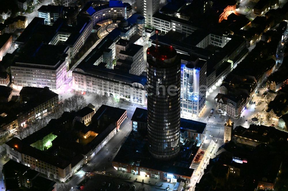 Nachtluftbild Jena - Nachtluftbild Büro- und Unternehmensverwaltungs- Hochhaus- Gebäude Jentower am Leutragraben in Jena im Bundesland Thüringen, Deutschland