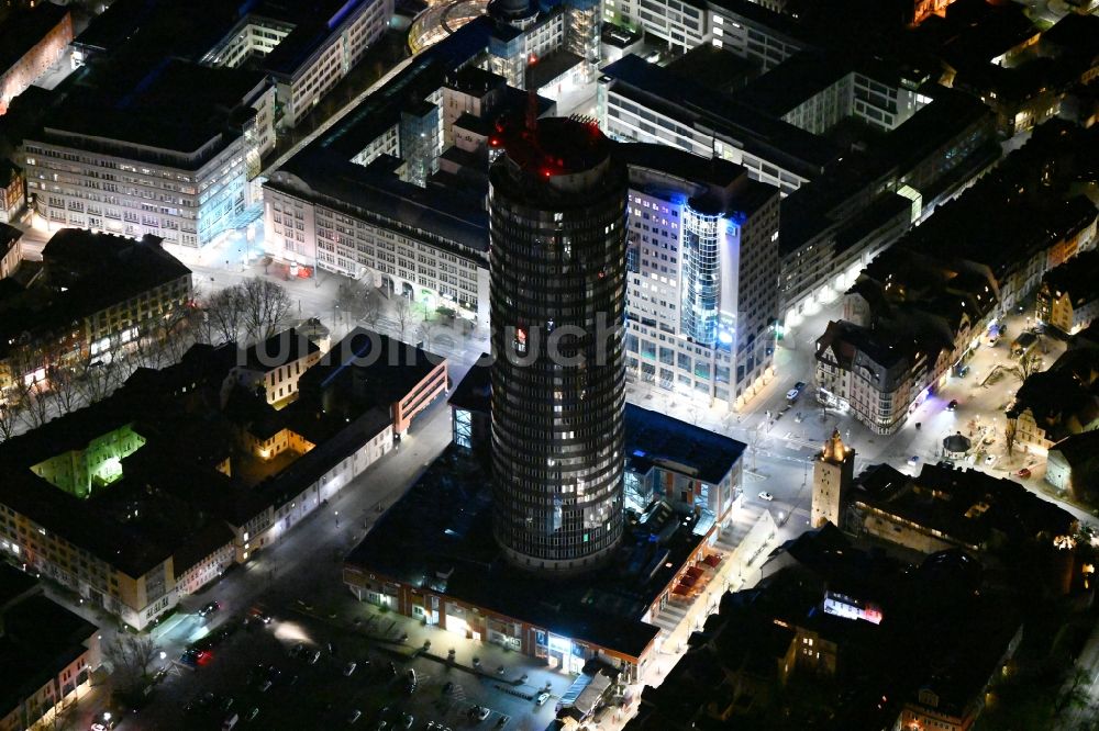 Nacht-Luftaufnahme Jena - Nachtluftbild Büro- und Unternehmensverwaltungs- Hochhaus- Gebäude Jentower am Leutragraben in Jena im Bundesland Thüringen, Deutschland