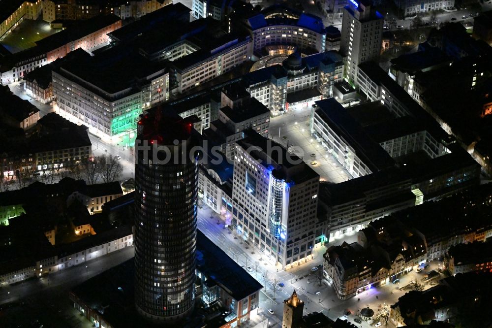 Jena bei Nacht von oben - Nachtluftbild Büro- und Unternehmensverwaltungs- Hochhaus- Gebäude Jentower am Leutragraben in Jena im Bundesland Thüringen, Deutschland