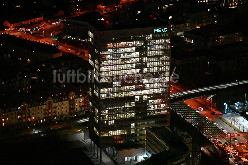 Nacht-Luftaufnahme München - Nachtluftbild Büro- und Unternehmensverwaltungs- Hochhaus- Gebäude der MEAG in München im Bundesland Bayern, Deutschland