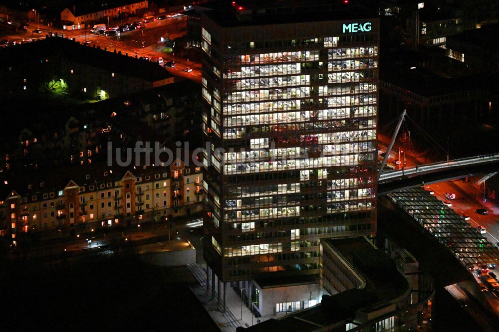 München bei Nacht von oben - Nachtluftbild Büro- und Unternehmensverwaltungs- Hochhaus- Gebäude der MEAG in München im Bundesland Bayern, Deutschland