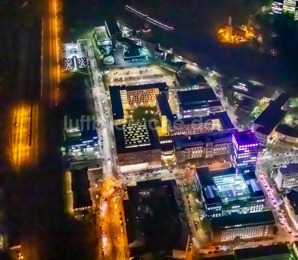 Bochum bei Nacht aus der Vogelperspektive: Nachtluftbild Büro- und Unternehmensverwaltungs- Hochhaus- Gebäude Stadtwerke Bochum GmbH in Bochum im Bundesland Nordrhein-Westfalen, Deutschland