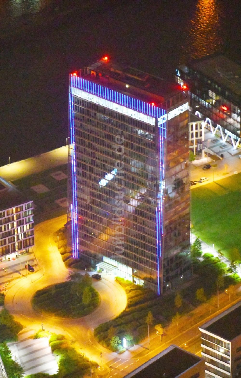 Bremen bei Nacht von oben - Nachtluftbild Büro- und Unternehmensverwaltungs- Hochhaus- Gebäude Weser Tower in Bremen, Deutschland