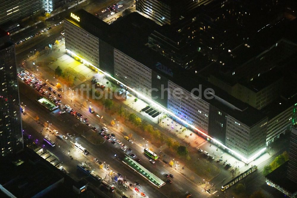 Berlin bei Nacht aus der Vogelperspektive: Nachtluftbild Bürogebäude des Geschäftshauses an der Alexanderstraße im Ortsteil Mitte in Berlin, Deutschland