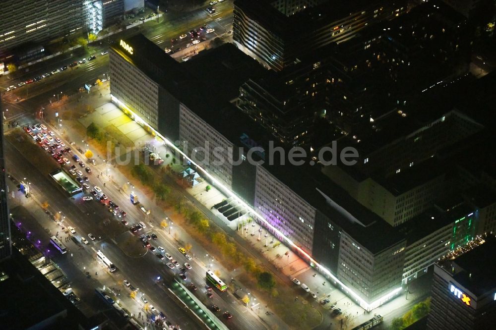 Nachtluftbild Berlin - Nachtluftbild Bürogebäude des Geschäftshauses an der Alexanderstraße im Ortsteil Mitte in Berlin, Deutschland