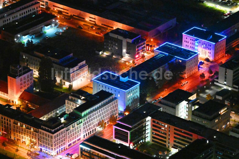 Berlin bei Nacht aus der Vogelperspektive: Nachtluftbild Bürogebäude des Geschäftshauses der ARRI Lighting Solutions GmbH im Ortsteil Adlershof in Berlin, Deutschland