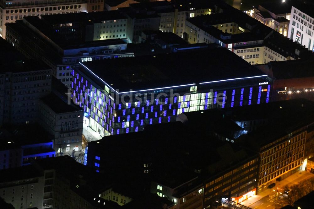 Nacht-Luftaufnahme Stuttgart - Nachtluftbild Bürogebäude des Geschäftshauses Bülow-Carré in Stuttgart im Bundesland Baden-Württemberg, Deutschland