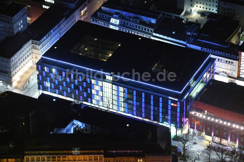 Stuttgart bei Nacht aus der Vogelperspektive: Nachtluftbild Bürogebäude des Geschäftshauses Bülow-Carré in Stuttgart im Bundesland Baden-Württemberg, Deutschland