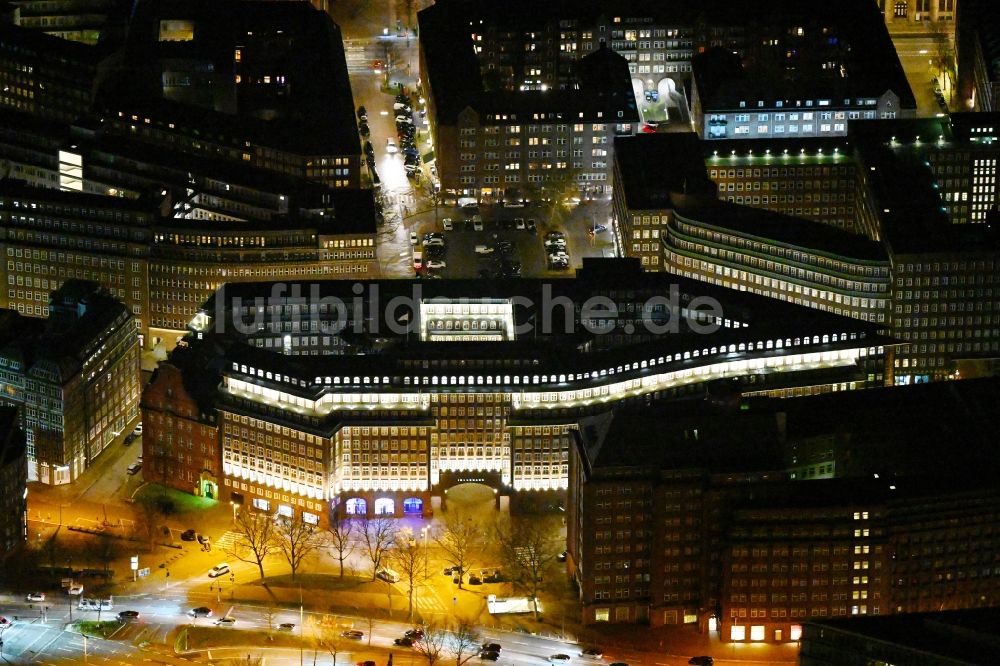 Nacht-Luftaufnahme Hamburg - Nachtluftbild Bürogebäude des Geschäftshauses Chilehaus Hamburg in Hamburg, Deutschland