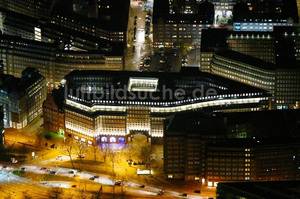 Hamburg bei Nacht von oben - Nachtluftbild Bürogebäude des Geschäftshauses Chilehaus Hamburg in Hamburg, Deutschland