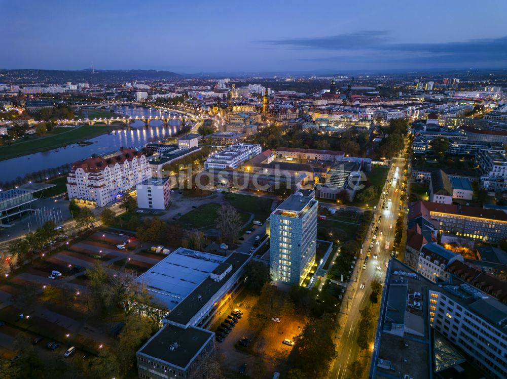 Dresden bei Nacht von oben - Nachtluftbild Bürogebäude des Geschäftshauses DDV Lokal - Haus der Presse in Dresden im Bundesland Sachsen, Deutschland