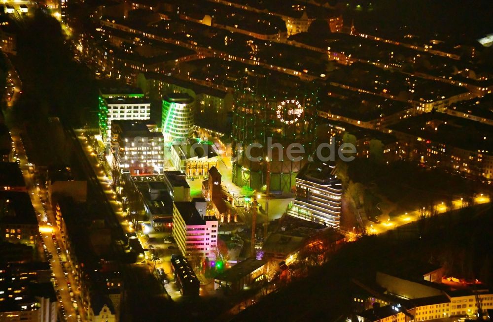 Berlin bei Nacht von oben - Nachtluftbild Bürogebäude des Geschäftshauses am EUREF-Campus an der Torgauer Straße im Ortsteil Schöneberg in Berlin, Deutschland