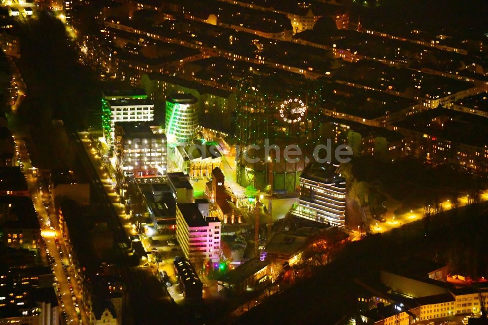 Berlin bei Nacht aus der Vogelperspektive: Nachtluftbild Bürogebäude des Geschäftshauses am EUREF-Campus an der Torgauer Straße im Ortsteil Schöneberg in Berlin, Deutschland